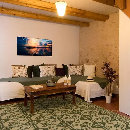 Experience A Unique Hand-built House At Gazi Area *